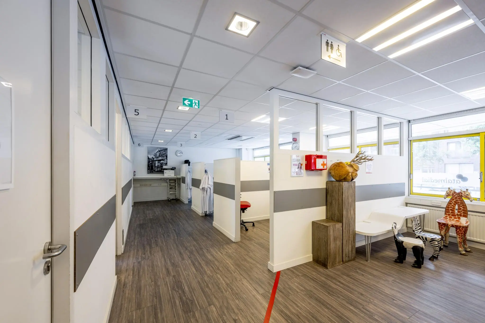 Moderne wachtruimte in een medische praktijk aan de Jan Tooropstraat, met speelgoeddieren en kindvriendelijke inrichting.